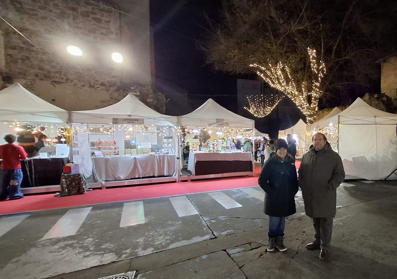 El alcalde, Javier Carrera, inaugura el mercadillo navideño de La Bañeza. | L.N.C. El alcalde, Javier Carrera, inaugura el mercadillo navideño de La Bañeza. | L.N.C.