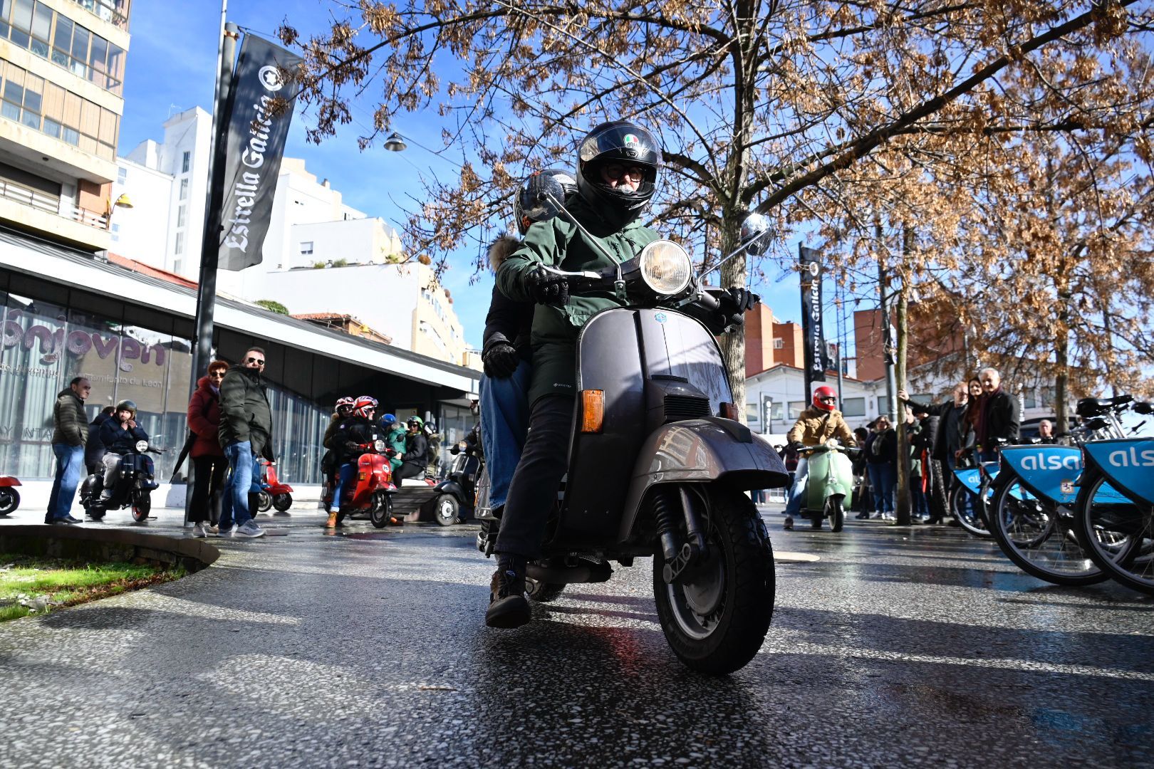 Concentración de vespas por el Purple Weekend (1) Concentración de vespas por el Purple Weekend (1)