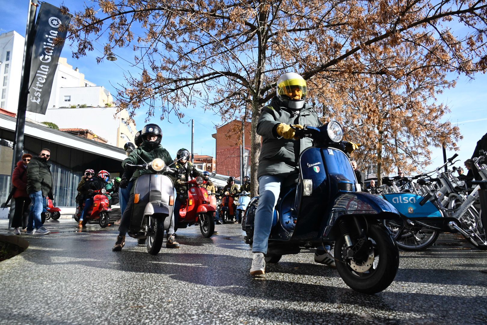 Concentración de vespas por el Purple Weekend (2) Concentración de vespas por el Purple Weekend (2)