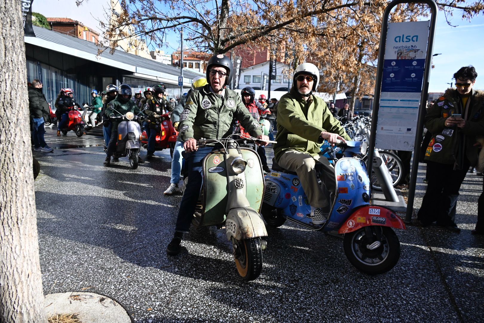 Concentración de vespas por el Purple Weekend (3) Concentración de vespas por el Purple Weekend (3)