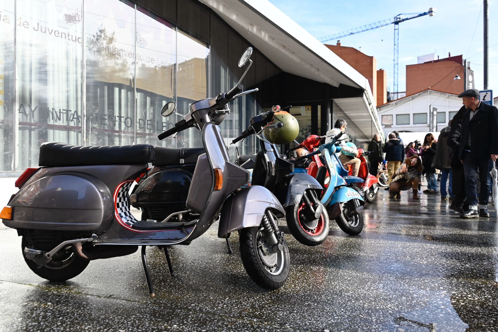 Concentración de vespas por el Purple Weekend (9) Concentración de vespas por el Purple Weekend (9)