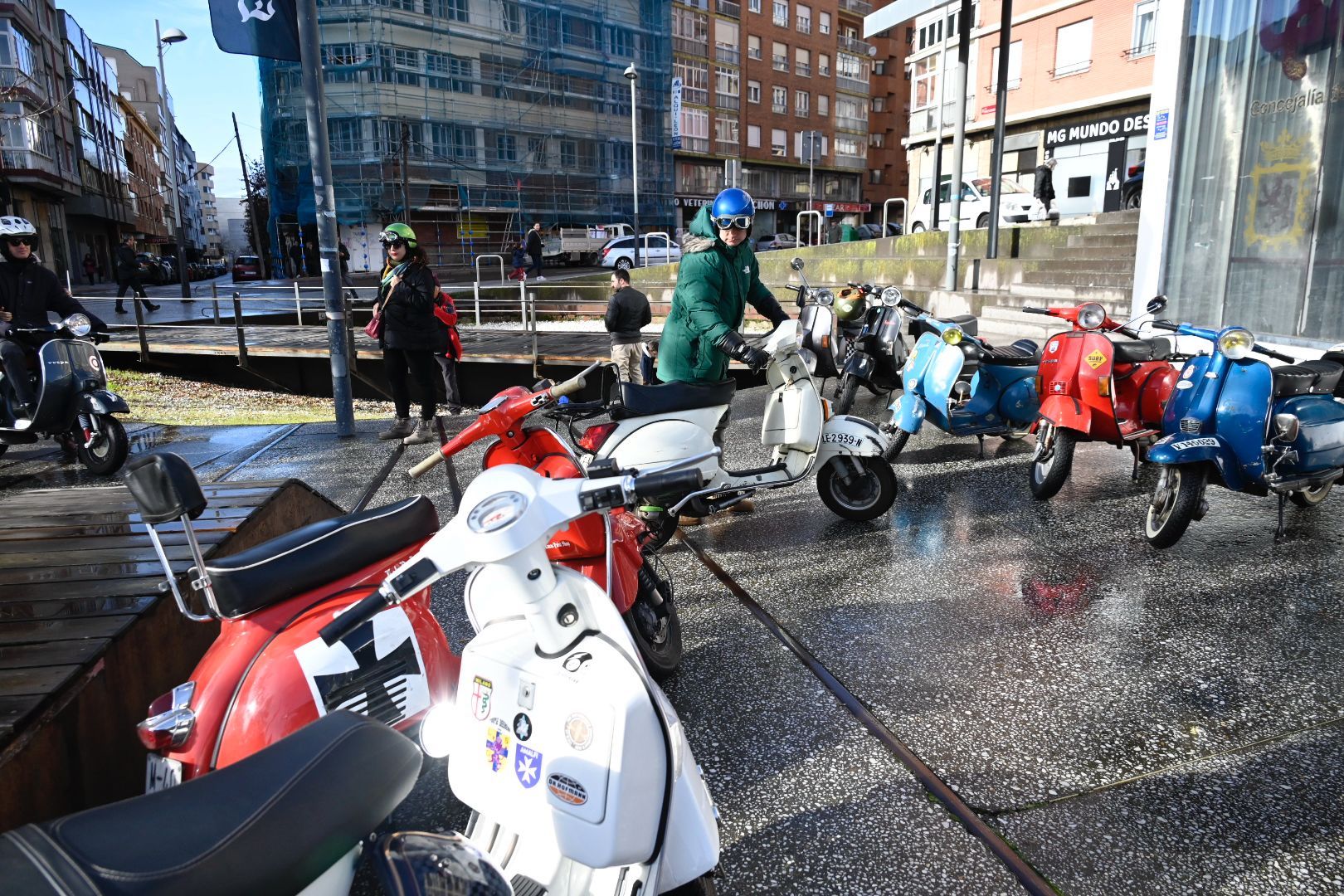 Concentración de vespas por el Purple Weekend (10) Concentración de vespas por el Purple Weekend (10)