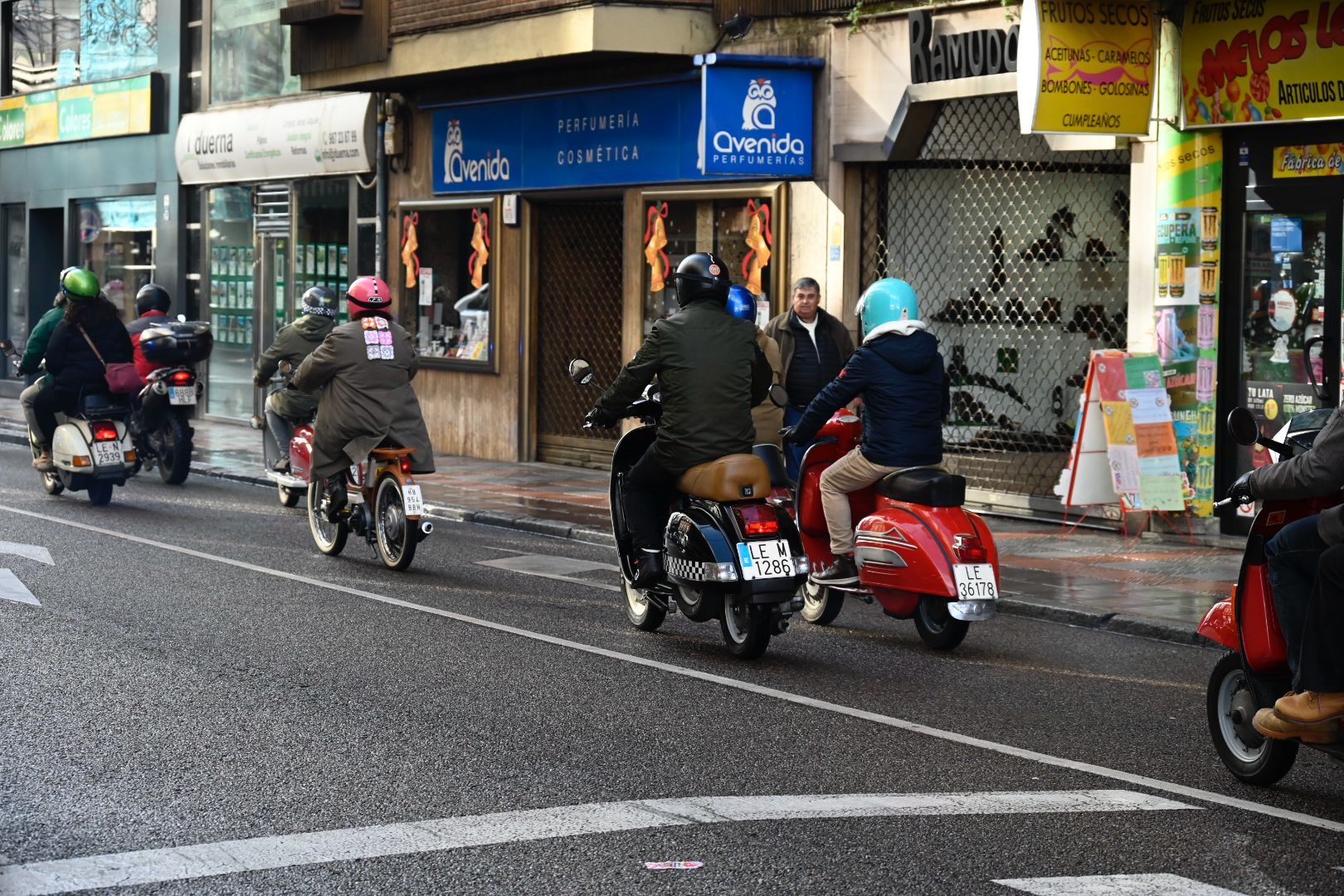 Concentración de vespas por el Purple Weekend (14) Concentración de vespas por el Purple Weekend (14)