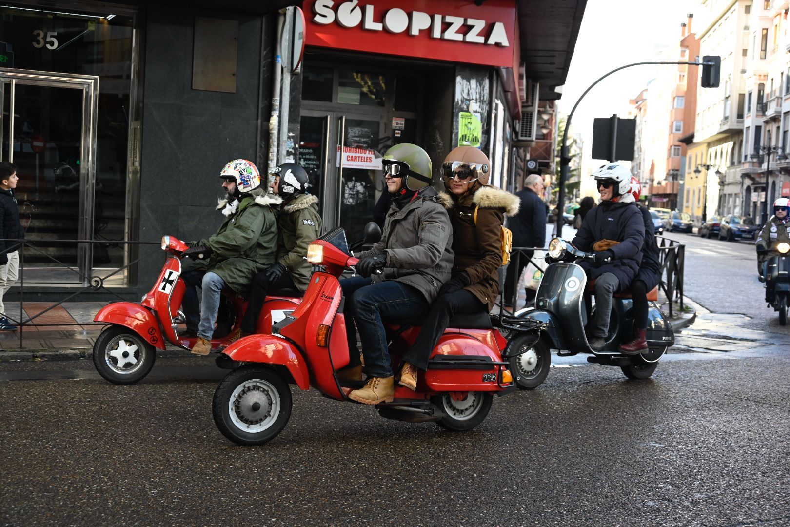 Concentración de vespas por el Purple Weekend (15) Concentración de vespas por el Purple Weekend (15)
