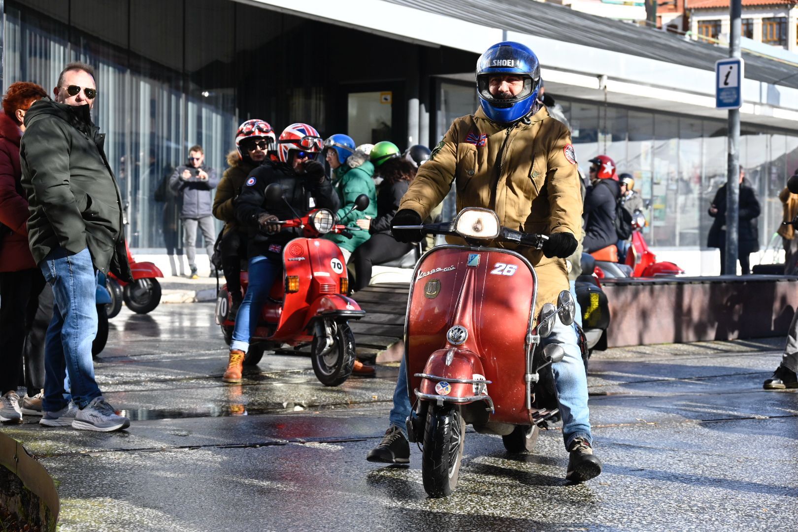 Concentración de vespas por el Purple Weekend (20) Concentración de vespas por el Purple Weekend (20)