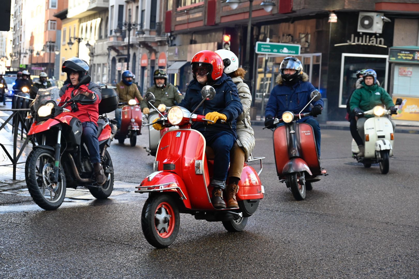 Concentración de vespas por el Purple Weekend. | REPORTAJE GRÁFICO DE SAÚL ARÉN