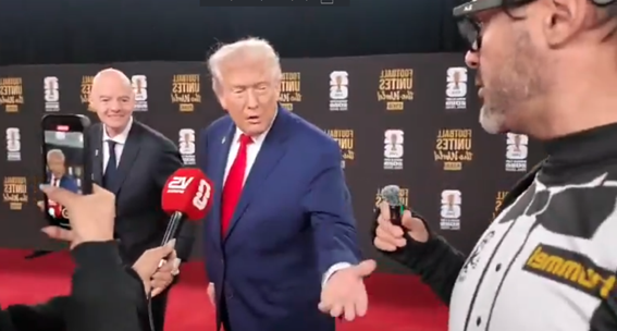 Un instante del encuentro de Trump con el aficionado que llevaba la camiseta de la Cultural. 