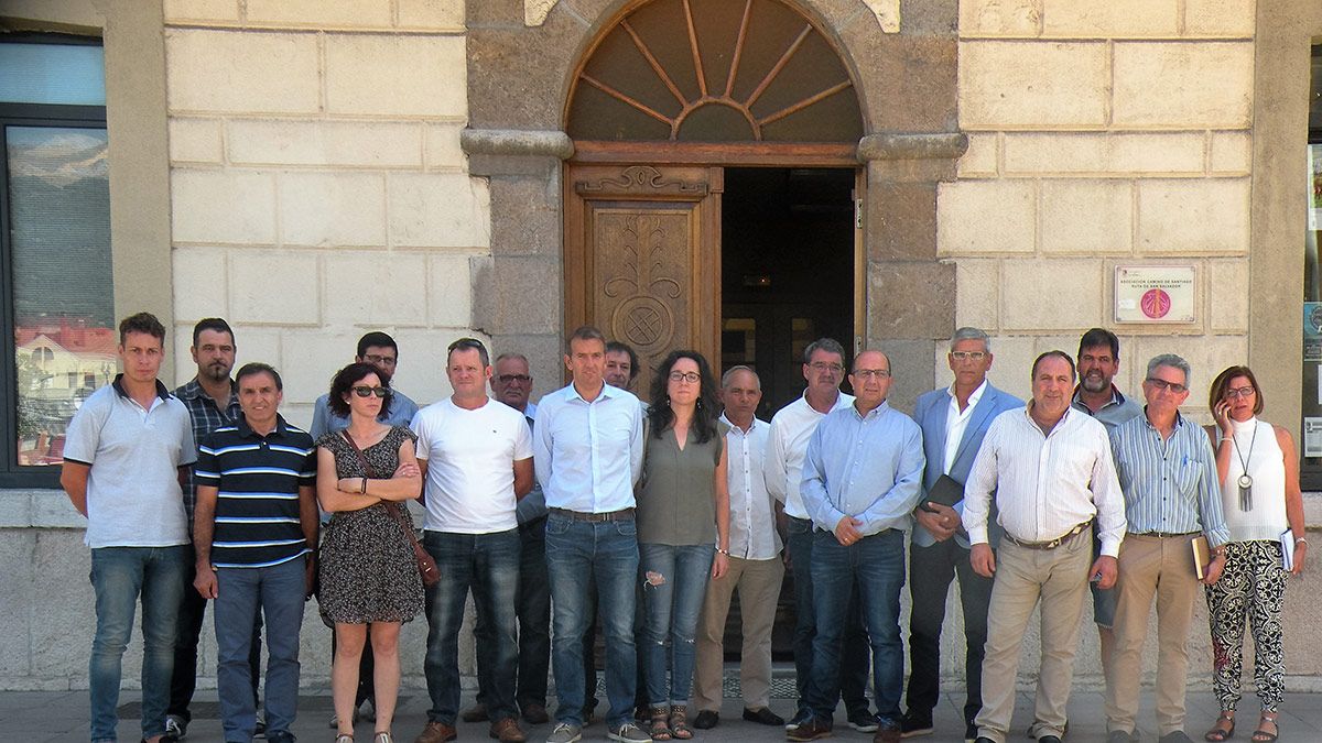 Alcaldes y concejales este martes tras la reunión que hicieron en La Robla. | E. NIÑO