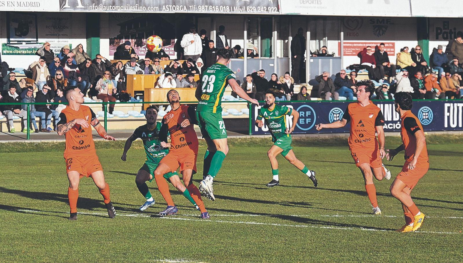 El Astorga consiguió por fin la primera victoria en casa ante un rival directo como el Sámano por 3 0. SAÚL ARÉN