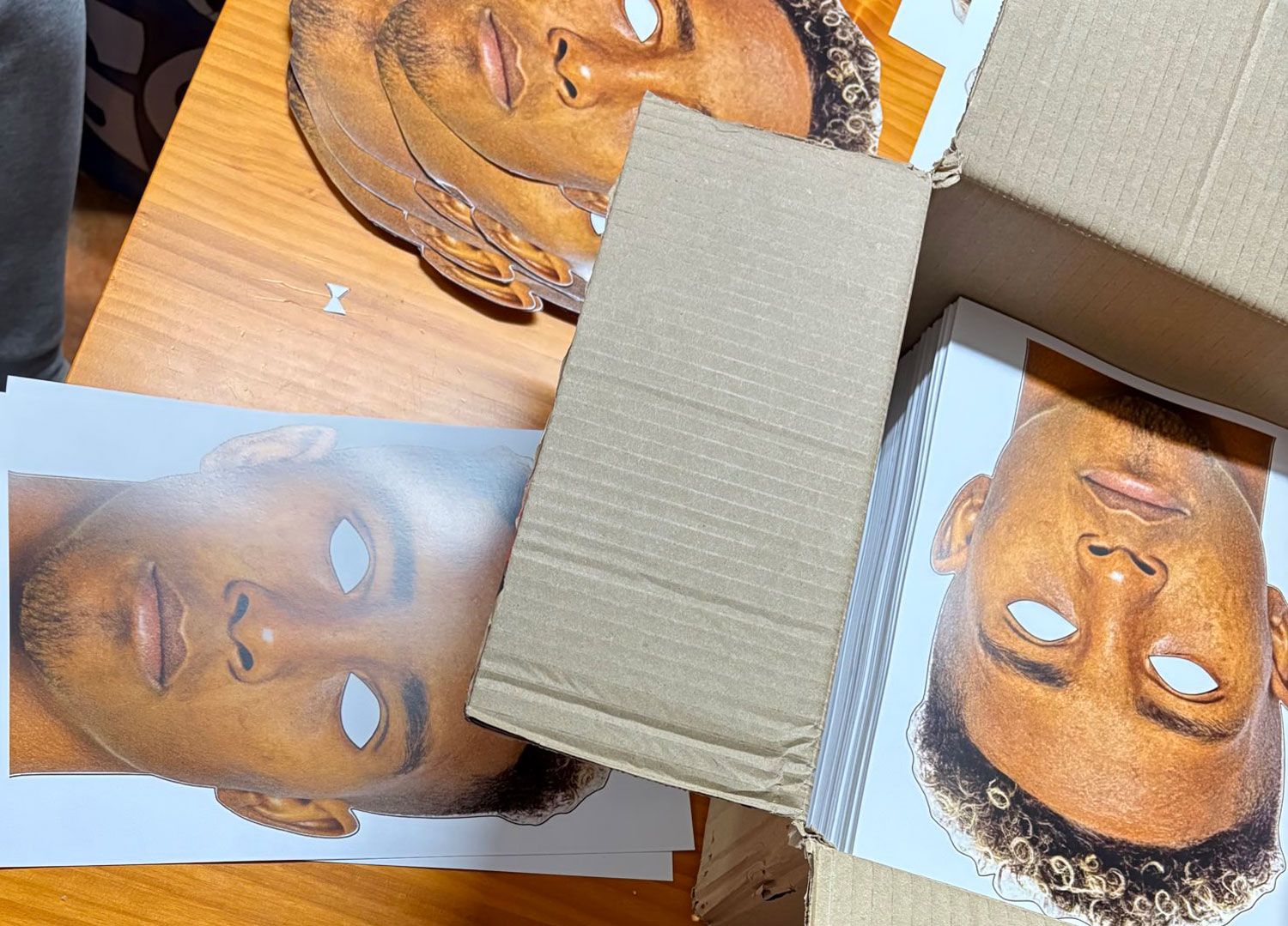 Imagen de las caretas de Lucas Ribeiro que se lleva un grupo de aficionados a Éibar. |@CIGALA_CYDL