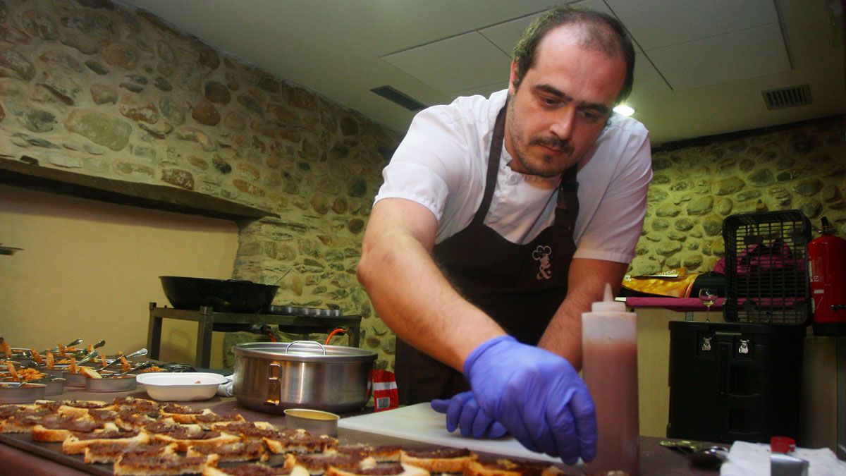 Inicio de las XXX Jornadas con los platos realizados a base de productos bercianos. | CÉSAR SÁNCHEZ.