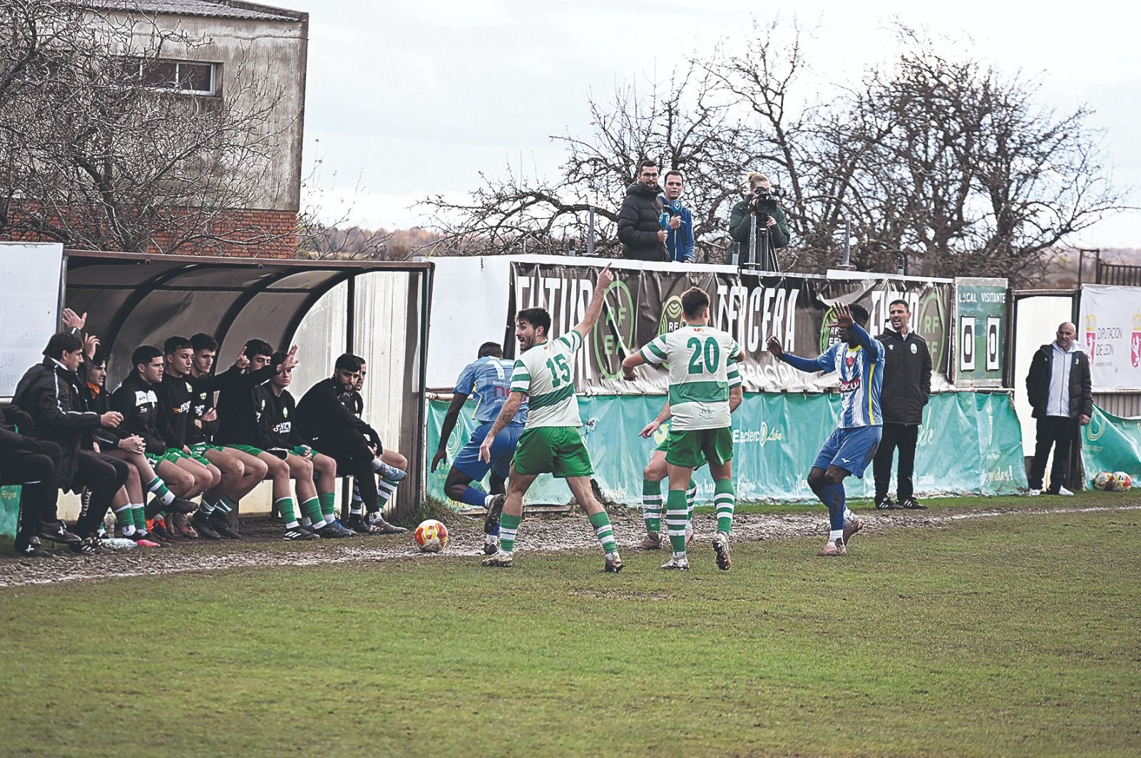 La Virgen del Camino consiguió un empate ante la Arandina con un gol en el descuento. SAÚL ARÉN