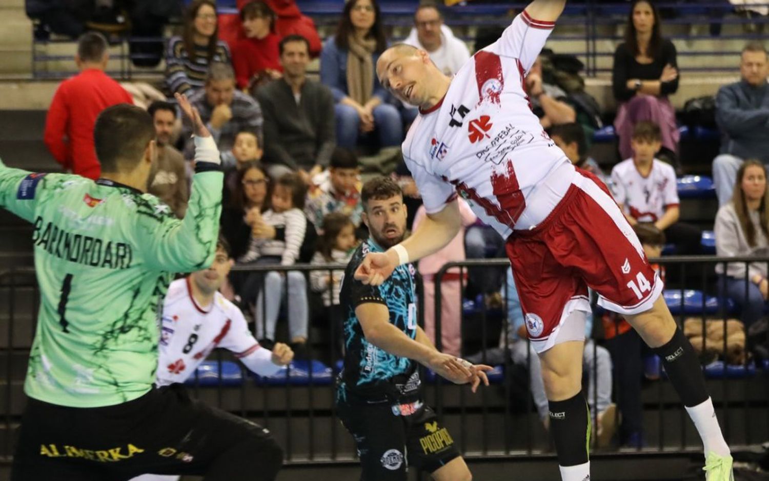 Zaja realiza un lanzamiento que intenta detener Saeid ante la mirada de Rodrigo. @CIUDADLOGRONOBM