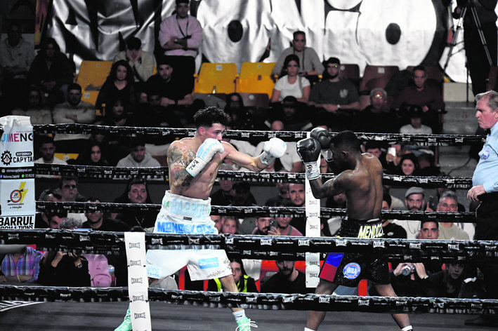 Barrul y Mendoza, en un instante del combate. | SAÚL ARÉN