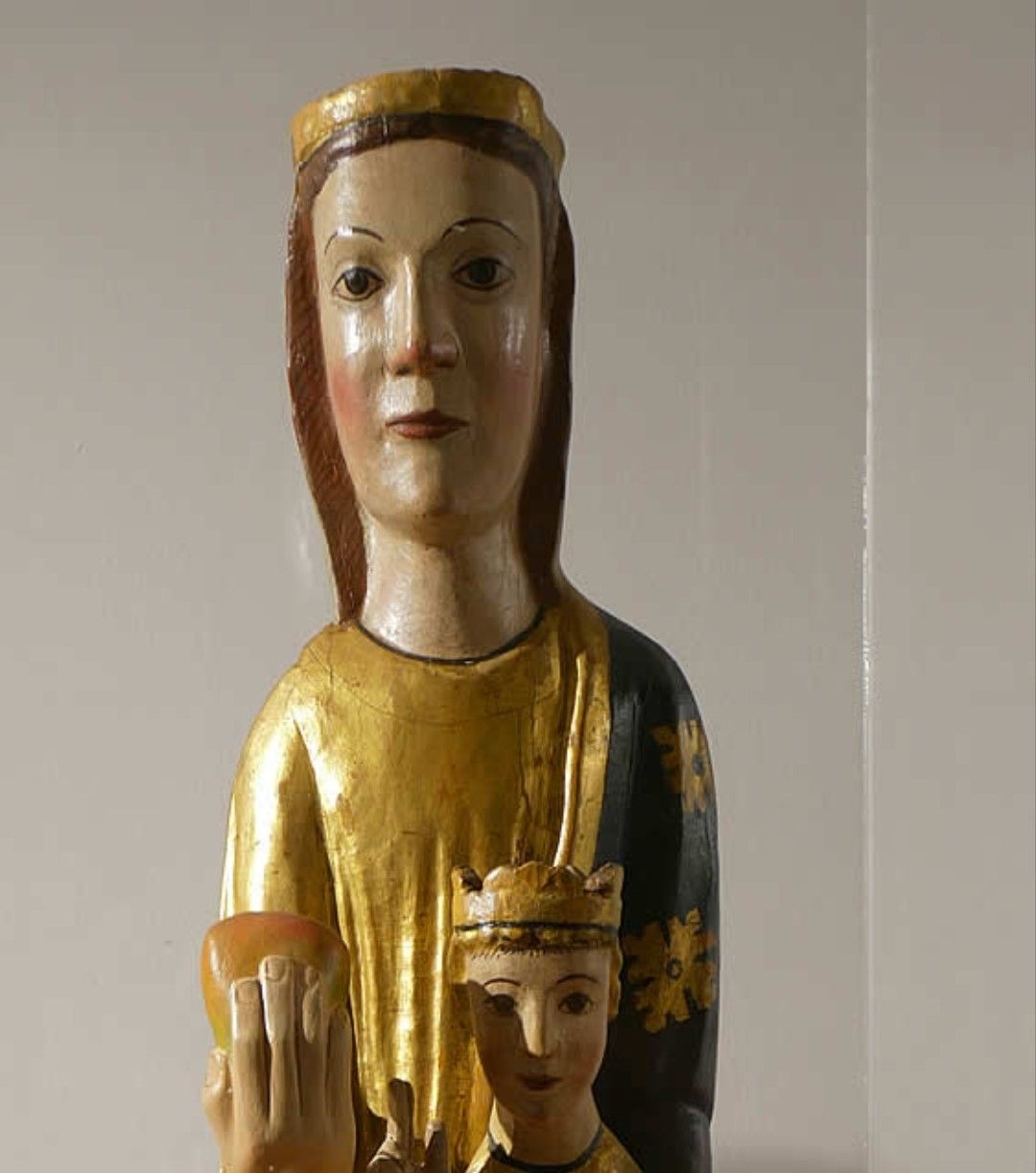 Detalle de la talla de la virgen.