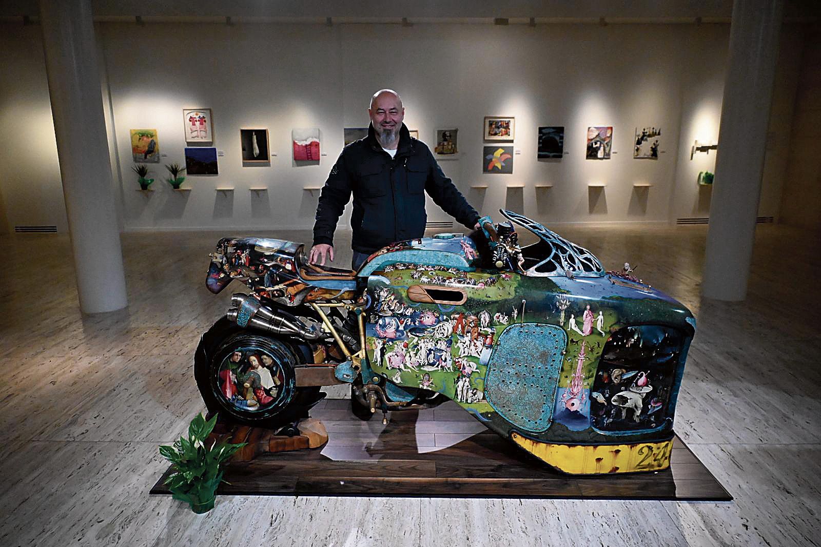 La moto personalizada de Manuel del Campo Escotet con la que ha recorrido varios países ganando concursos llega al Museo de León. | SAÚL ARÉN