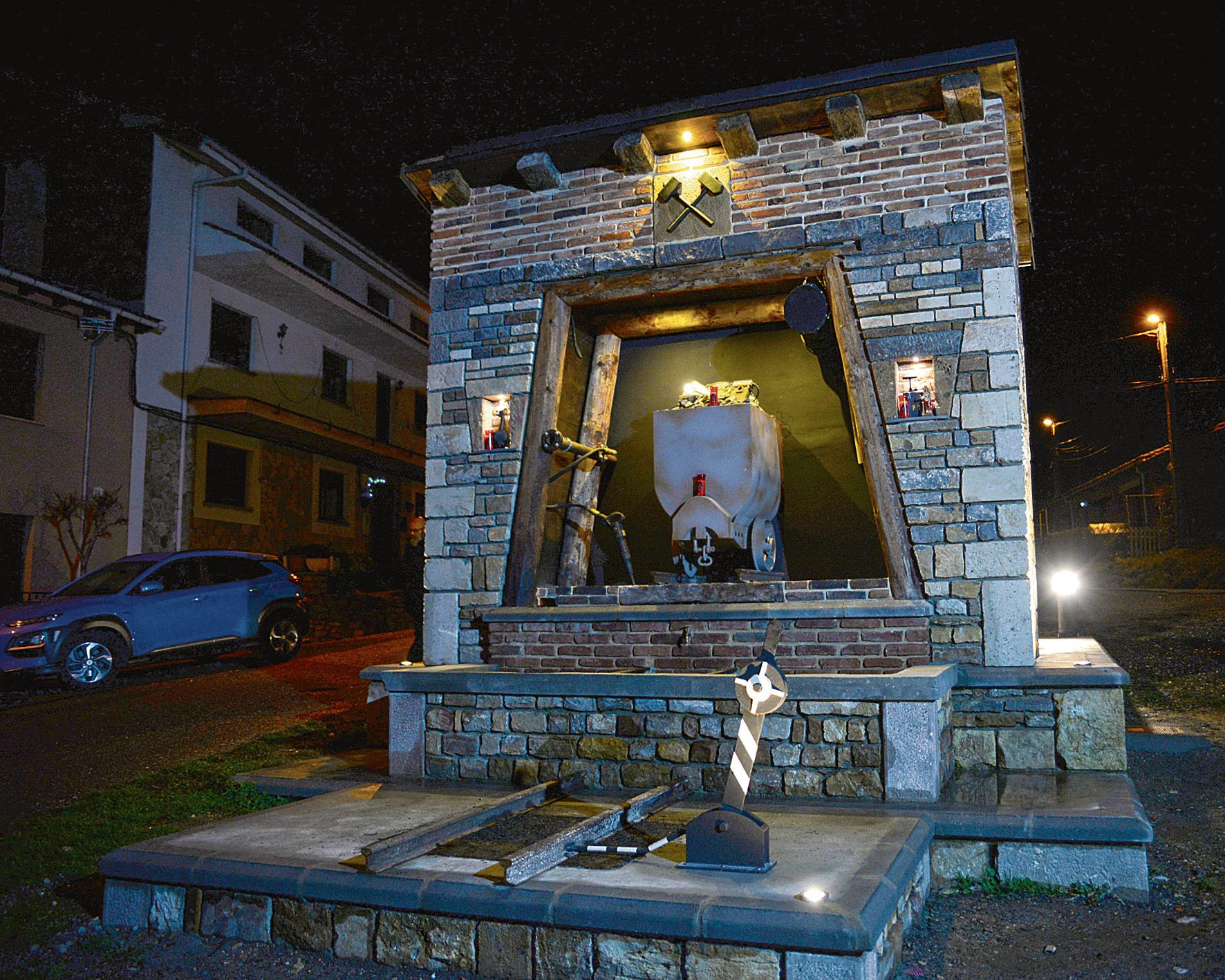 Al final del filandón ya era de noche y el monumento a la minería tomó una imagen más llamativa. | CARLOS GARCÍA ‘KUBALA’ Al final del filandón ya era de noche y el monumento a la minería tomó una imagen más llamativa. | CARLOS GARCÍA ‘KUBALA’