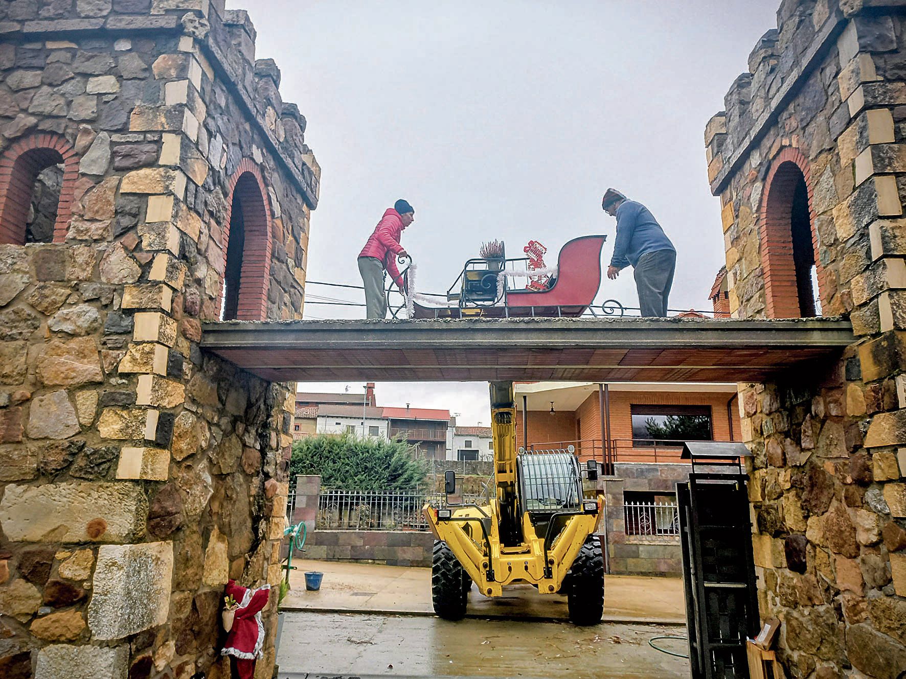 Cada cual aprovecha aquello que tiene a su alcance. Y si tu trabajas en albañilería y tienes una Manitou pues resulta más fácil subir a Papá Neel. | FULGENCIO FERNÁNDEZ Cada cual aprovecha aquello que tiene a su alcance. Y si tu trabajas en albañilería y tienes una Manitou pues resulta más fácil subir a Papá Neel. | FULGENCIO FERNÁNDEZ