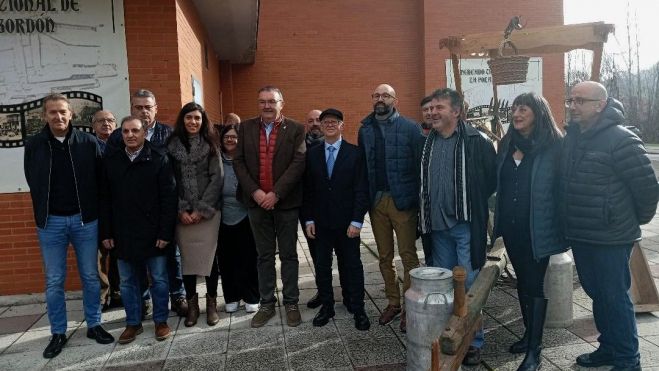 Foto de familia de las autoridades a las puertas del mercado. E. NIÑO