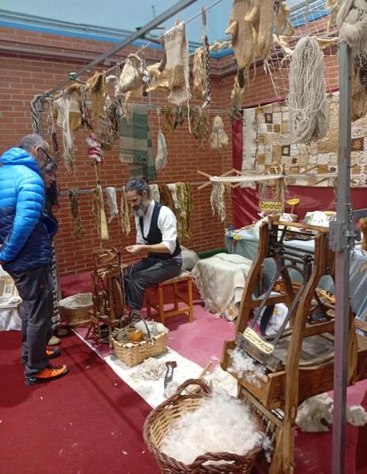 El hilandero puso en marcha su rueca. E. NIÑO