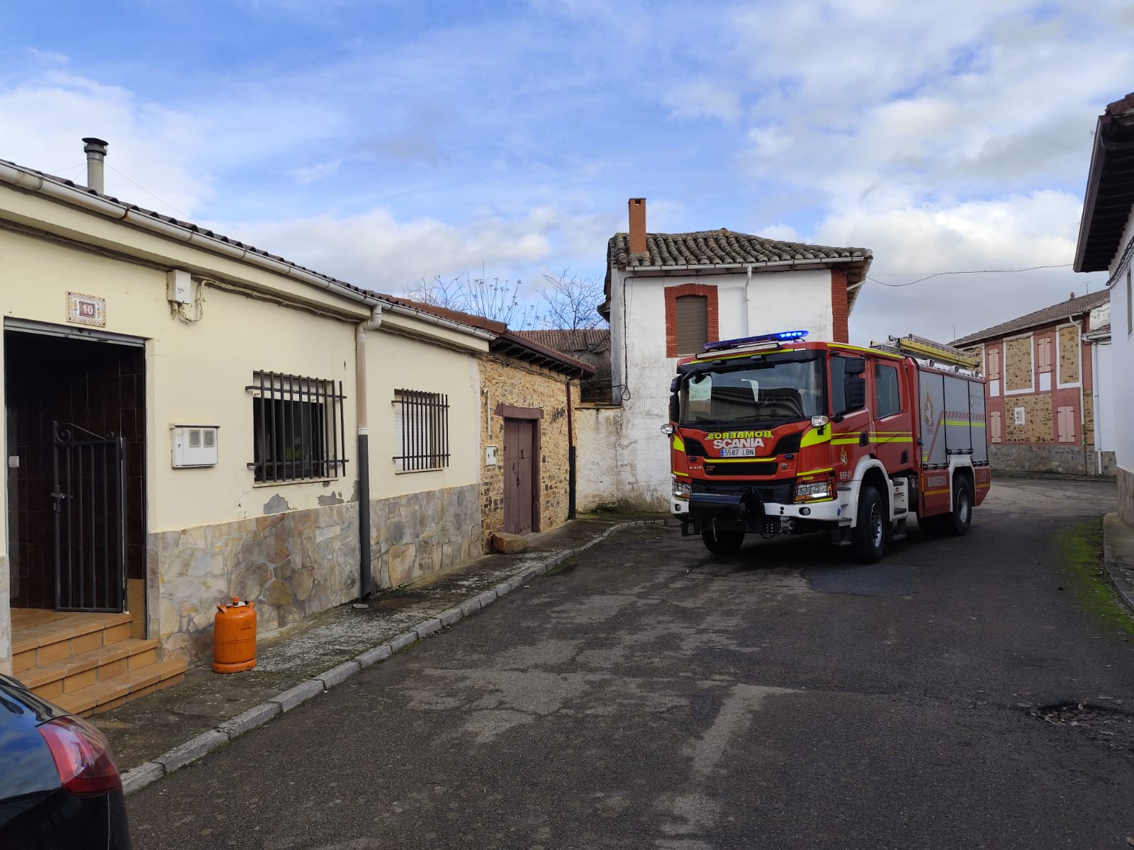 Los bomberos del Sepeis de la Diputación de León acudieron hasta la vivienda afectada, en Brazuelo. | DIPUTACIÓN DE LEÓN