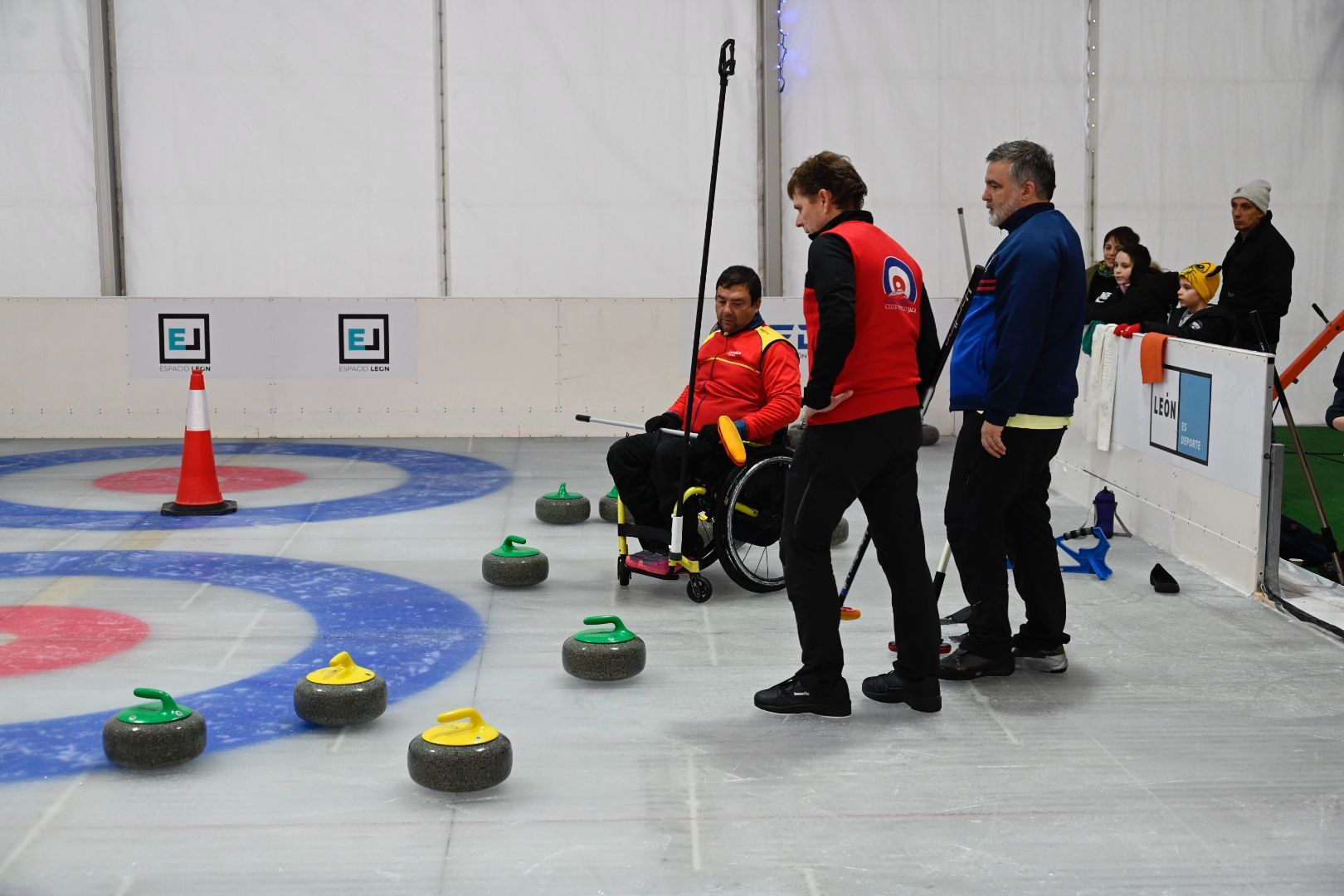 La pista de hielo de León acogió la primera Copa España Open de Curling. SAÚL ARÉN (15)