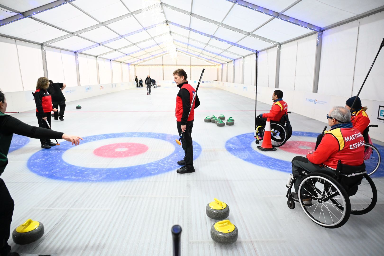 La pista de hielo de León acogió la primera Copa España Open de Curling. SAÚL ARÉN (2)