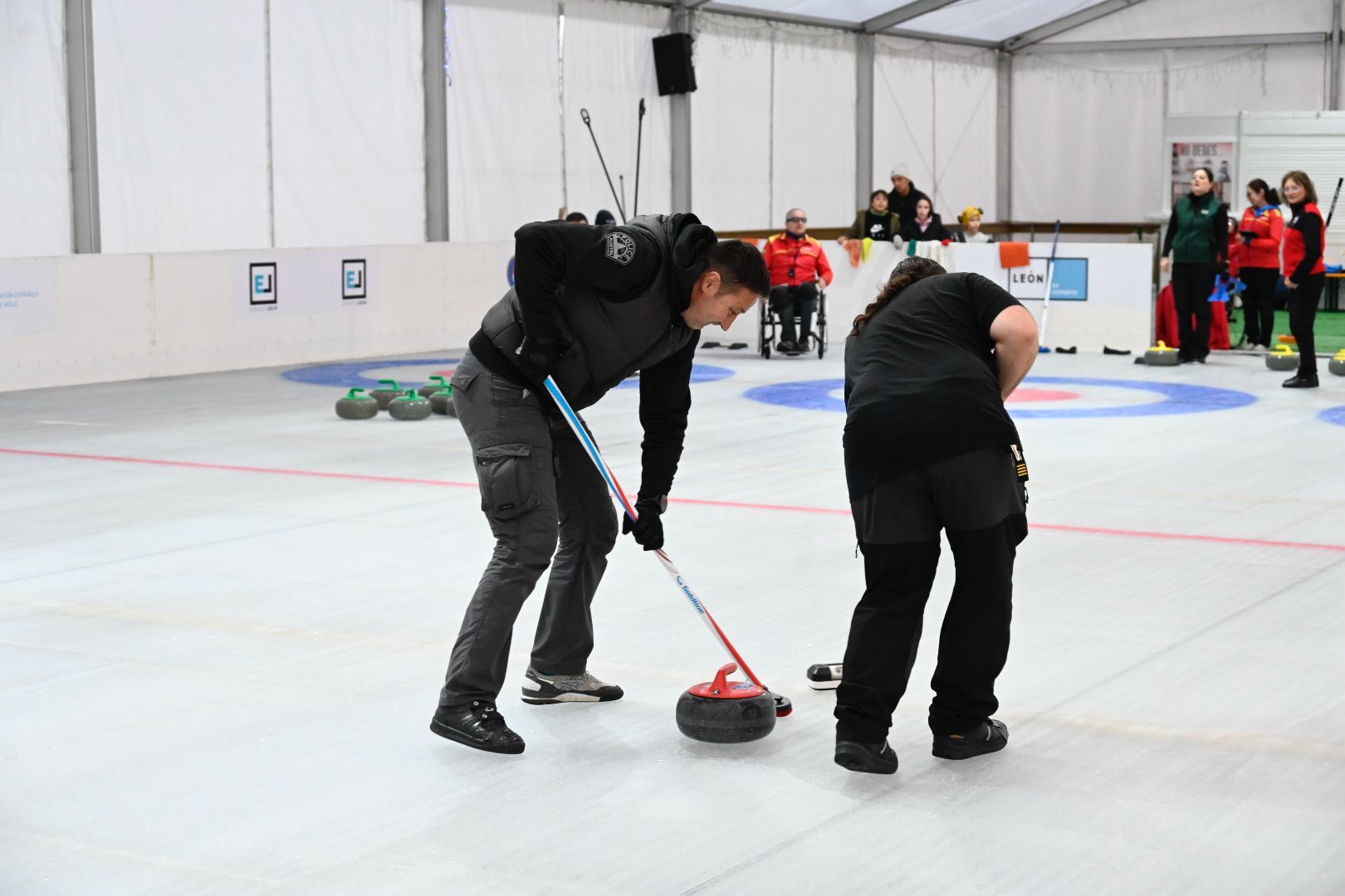 La pista de hielo de León acogió la primera Copa España Open de Curling. SAÚL ARÉN (3)