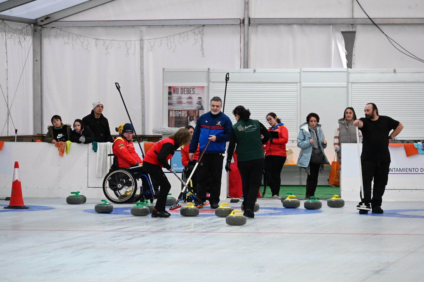 La pista de hielo de León acogió la primera Copa España Open de Curling. SAÚL ARÉN (7)