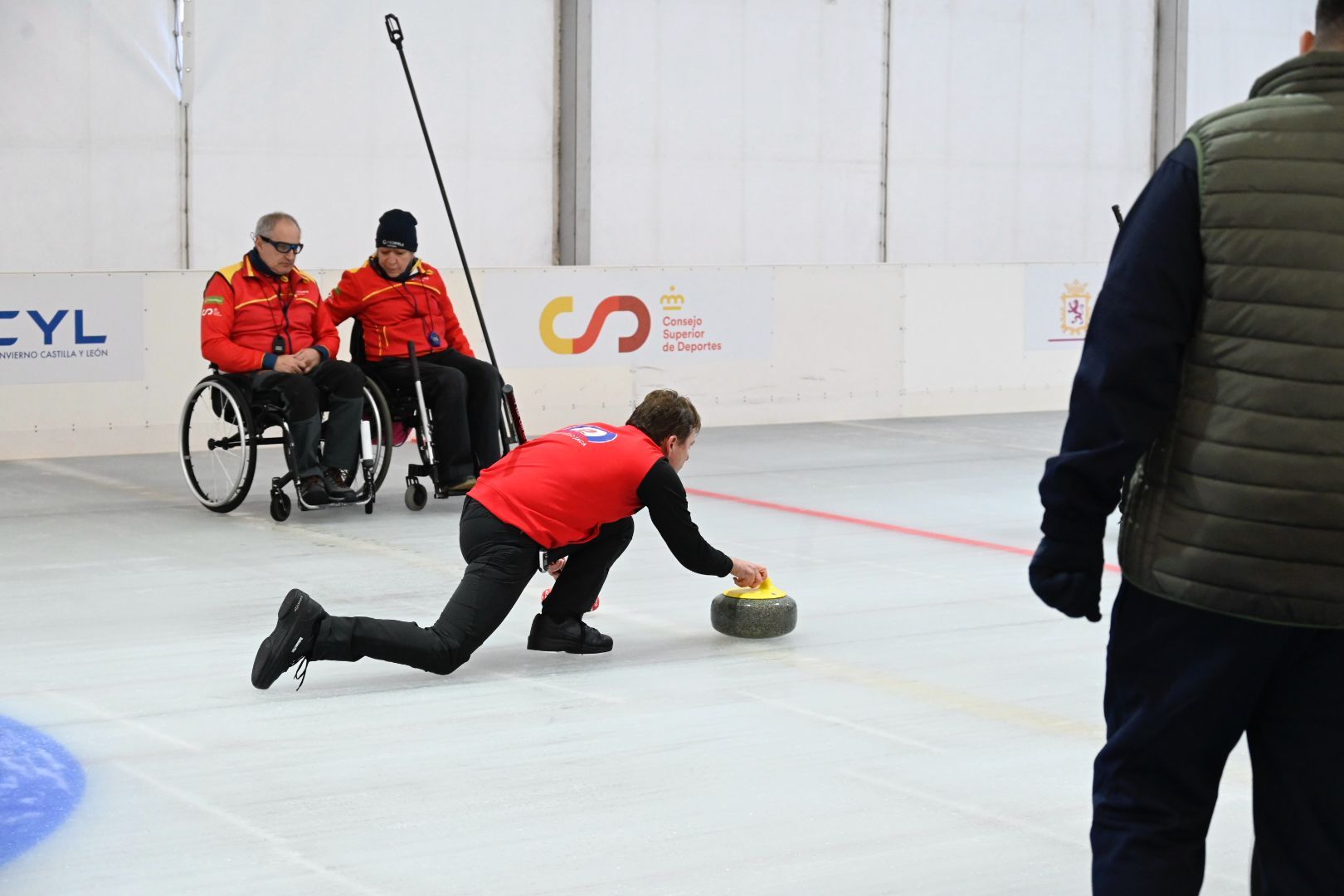 La pista de hielo de León acogió la primera Copa España Open de Curling. SAÚL ARÉN (9)