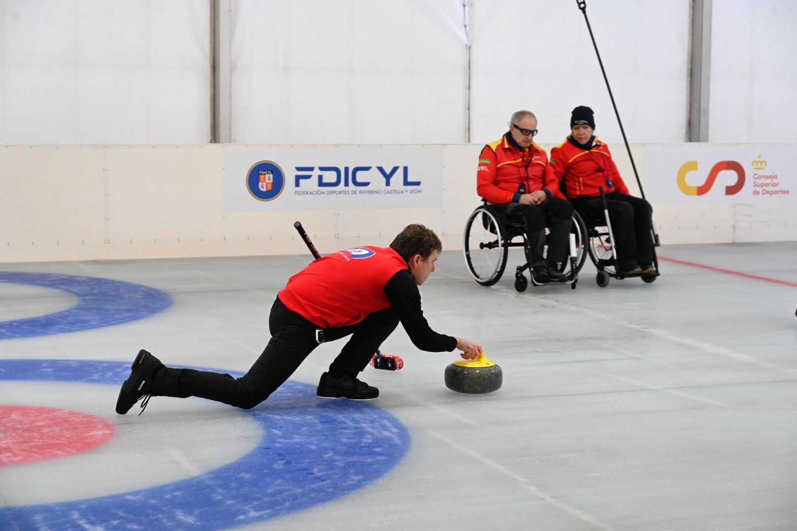 La pista de hielo de León acogió la primera Copa España Open de Curling. SAÚL ARÉN (10)