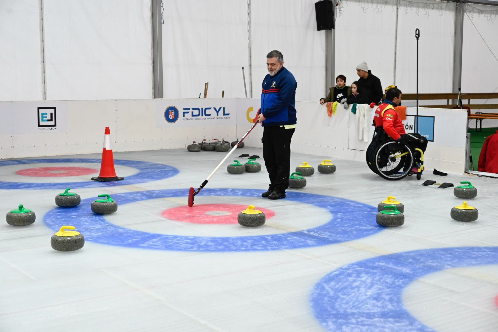 La pista de hielo de León acogió la primera Copa España Open de Curling. SAÚL ARÉN (11)