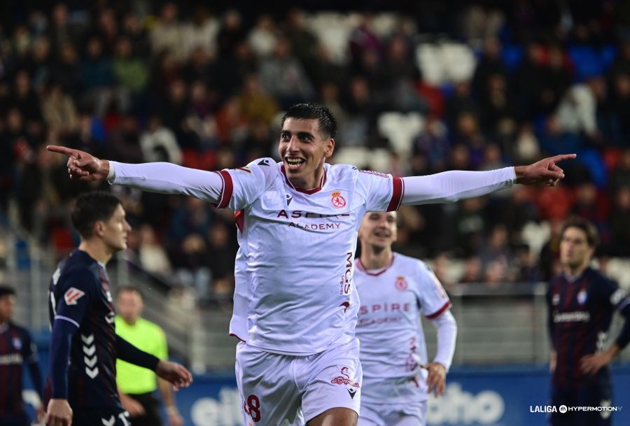 Thiago Ojeda celebra el gol que ponía a la Cultural 1-2 en Éibar. | LALIGA