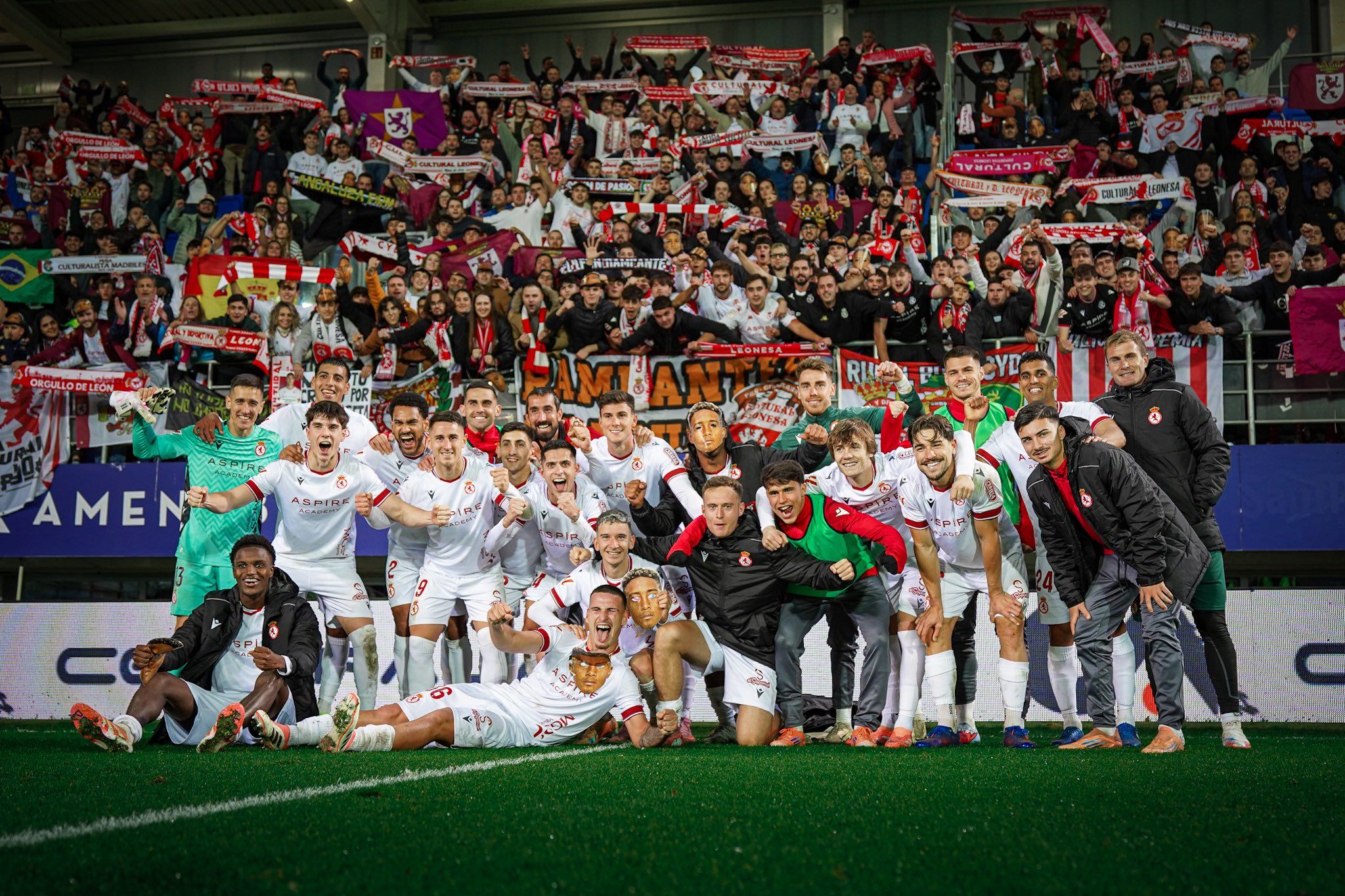 La Cultural festeja su triunfo en Éibar con la afición desplazada, con Lucas teniendo puesta su careta. | CYD