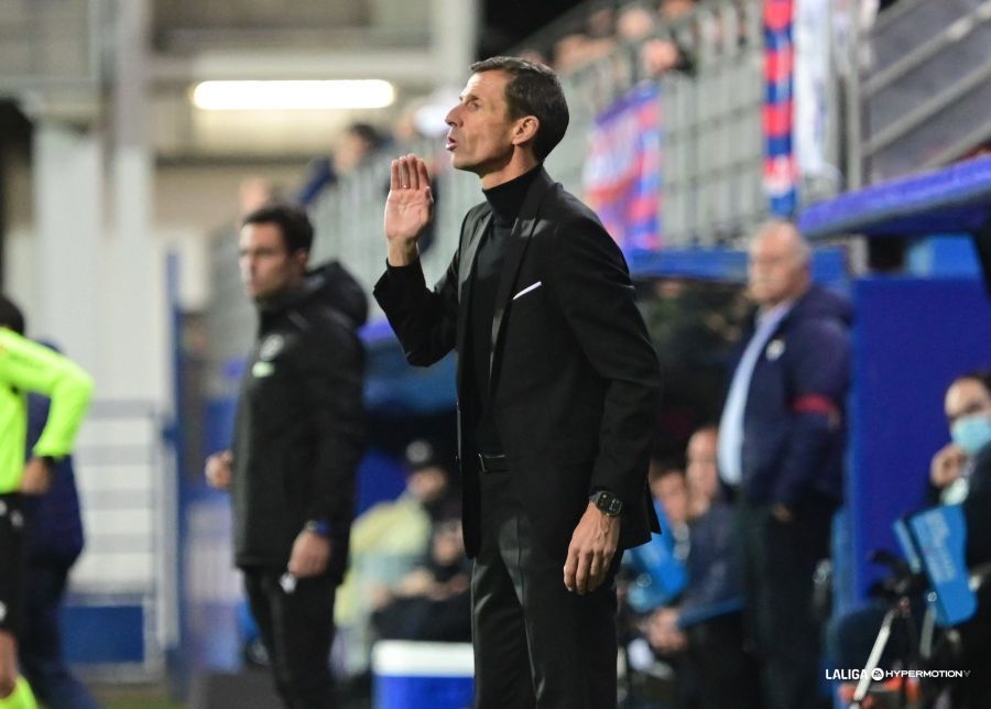 El técnico de la Cultural, Ziganda, da instrucciones frente al Éibar. | LALIGA