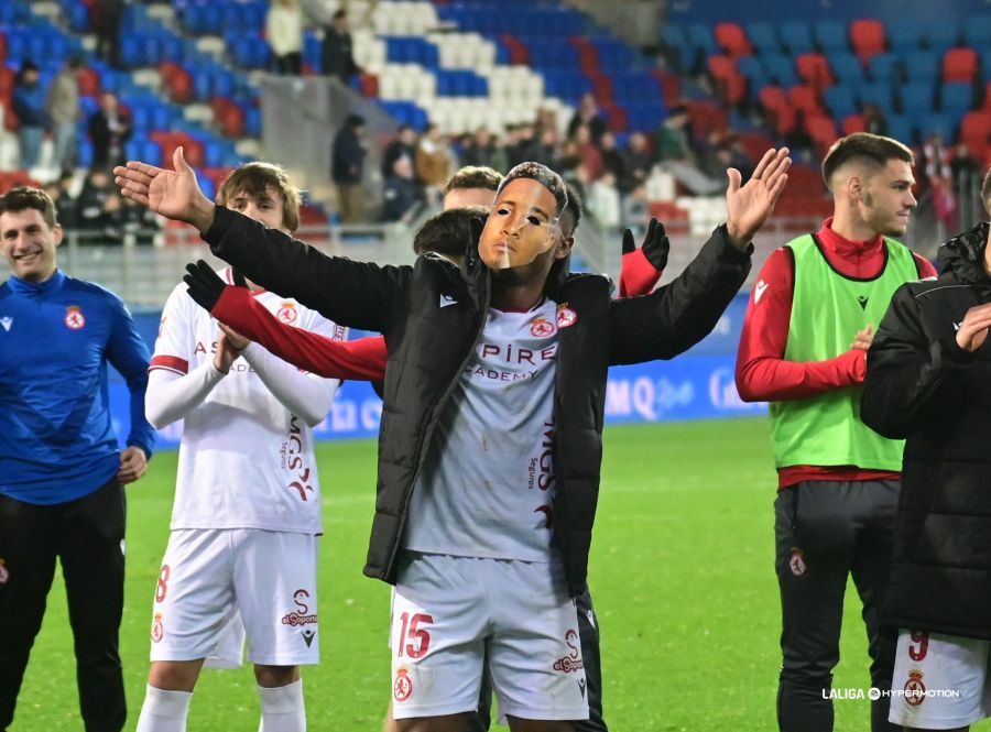Lucas Ribeiro celebra el triunfo con una de sus caretas. | LALIGA