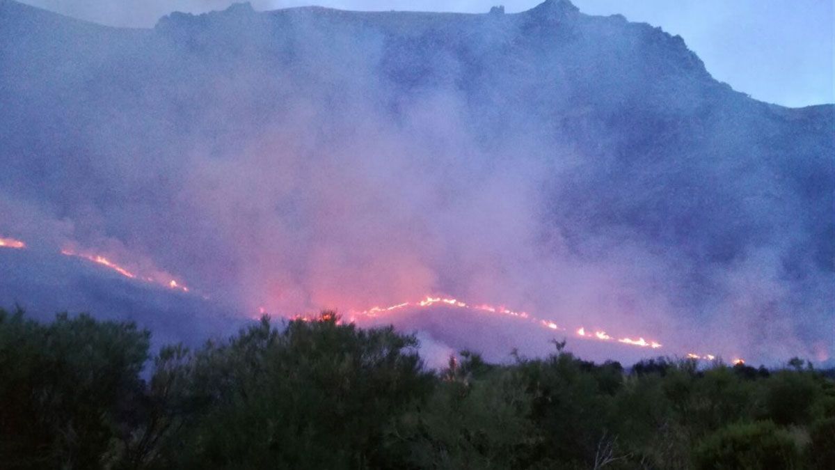 Imagen del incendio declarado en La Baña, donde ha intervenido la Brif de Tabuyo del Monte. | @BRIFTABUYO