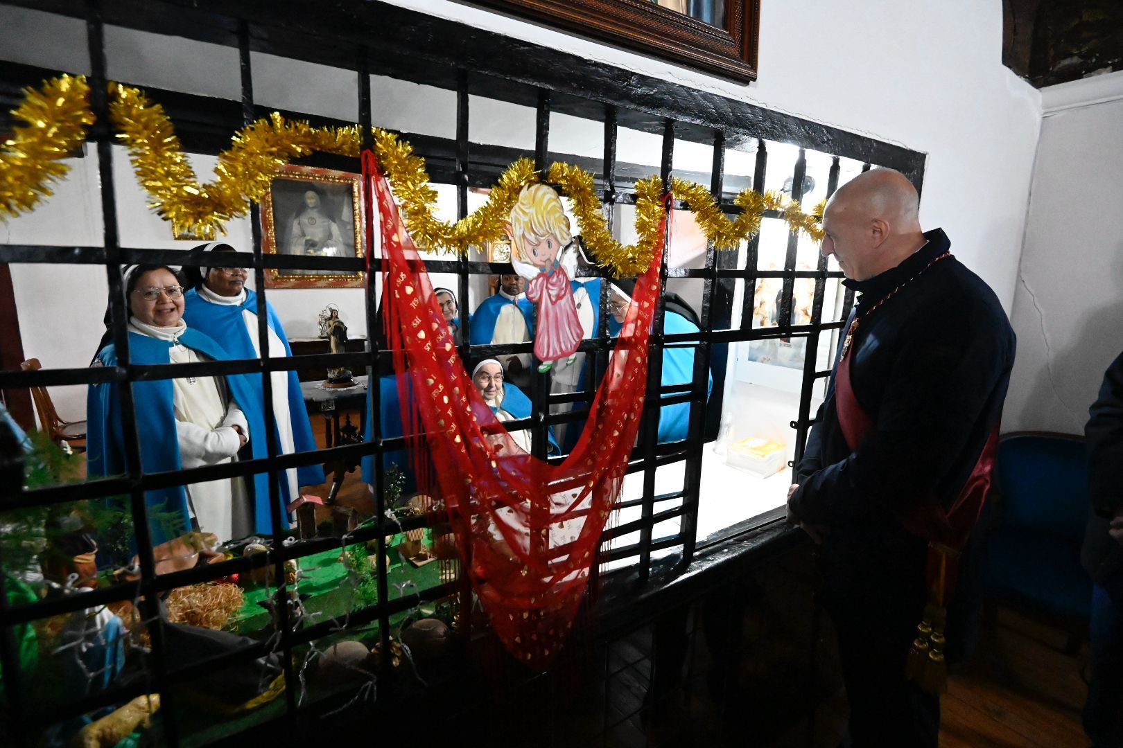 El alcalde de León, José Antonio Diez, saluda a las monjas concepcionistas en el convento. | SAÚL ARÉN