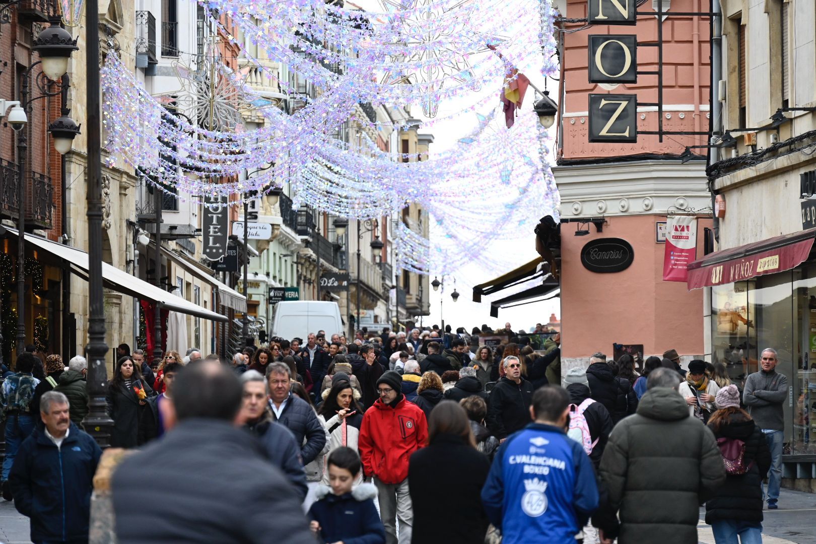 La calle Ancha, repleta de gente este lunes festivo, 8 de diciembre. | SAÚL ARÉN