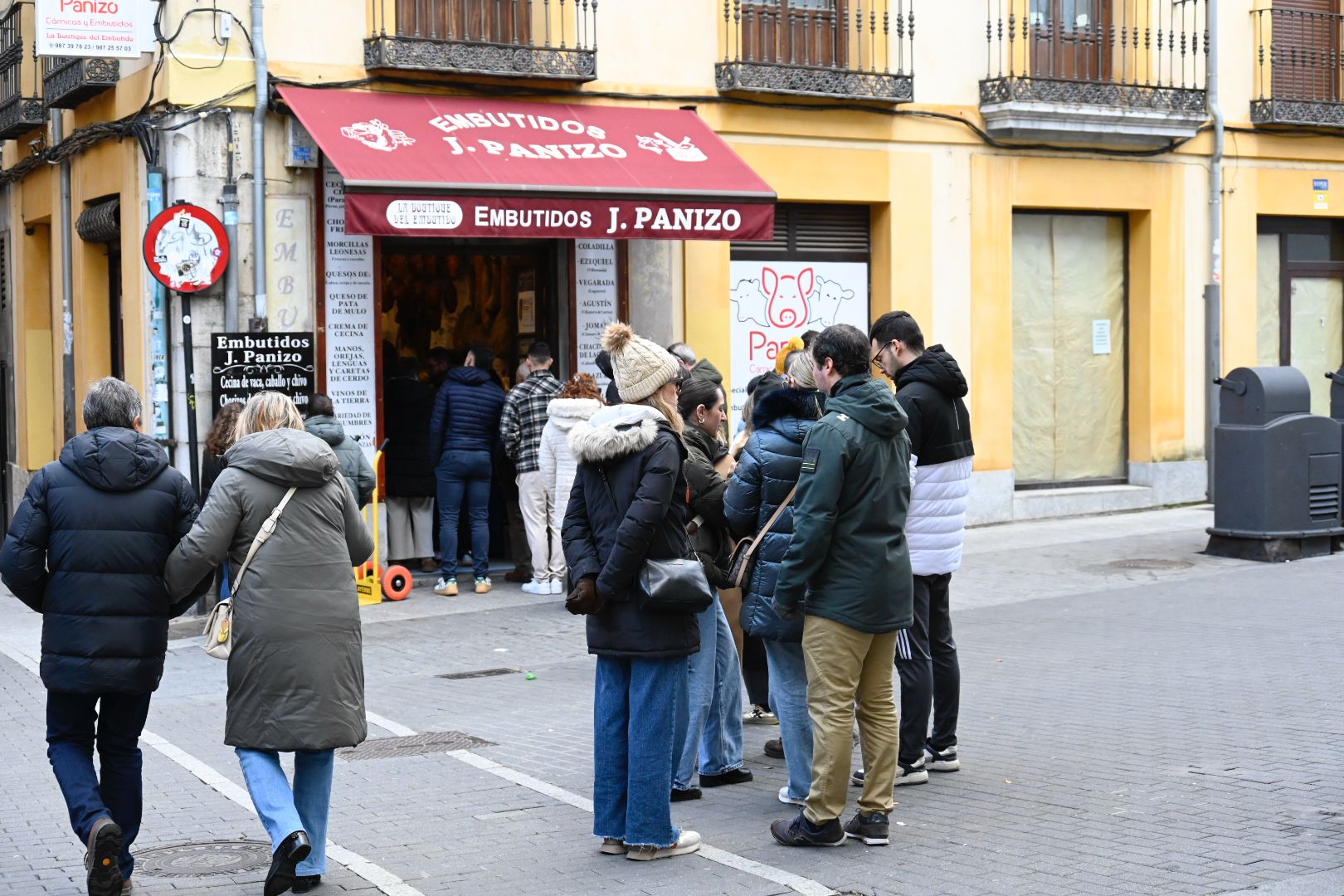 Colas a una popular tienda de productos de León en el casco histórico. | SAÚL ARÉN