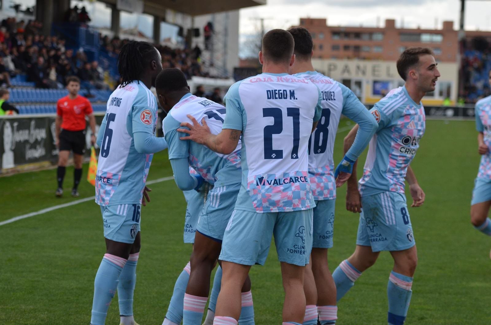 La Ponferradina desperdició el 0 2 inicial y acabó sumando un punto muy agridulce. REPORTAJE GRÁFICO SDP