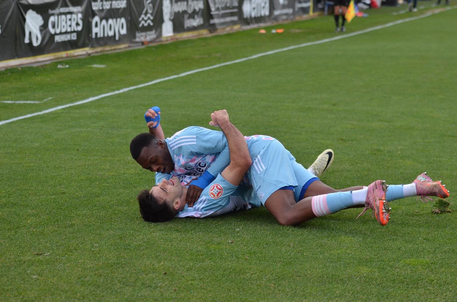Momento de la celebración del gol de Xemi que ponía por delante a la Ponferradina. SDP