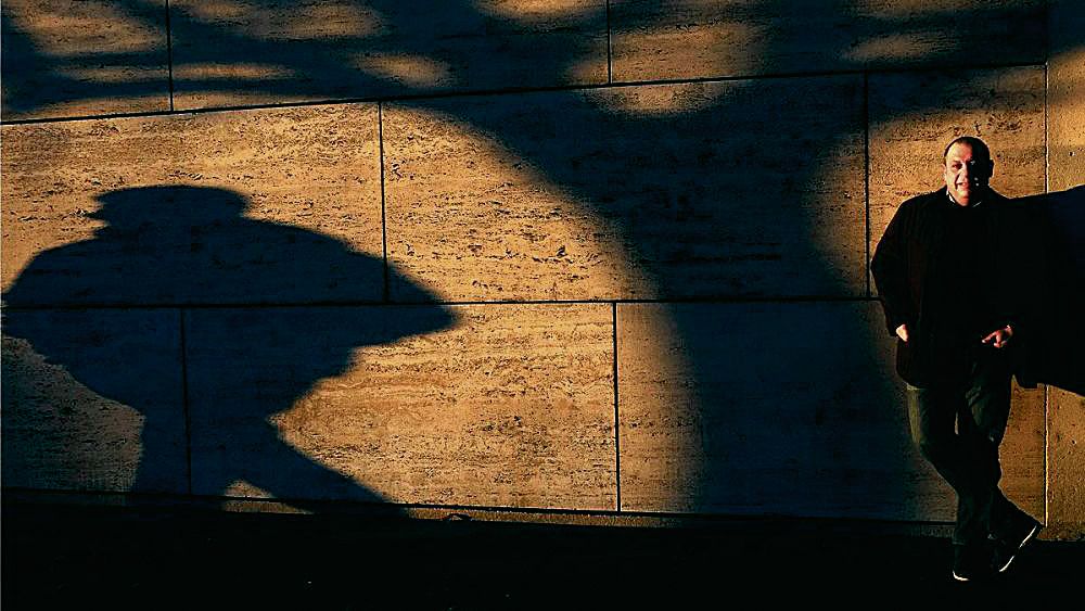 Rafael Gallego, profesor de filosofía y escritor, presenta en la librería Tula Varona su última novela, aunque largamente gestada, ‘Teseracto’. | L.N.C.