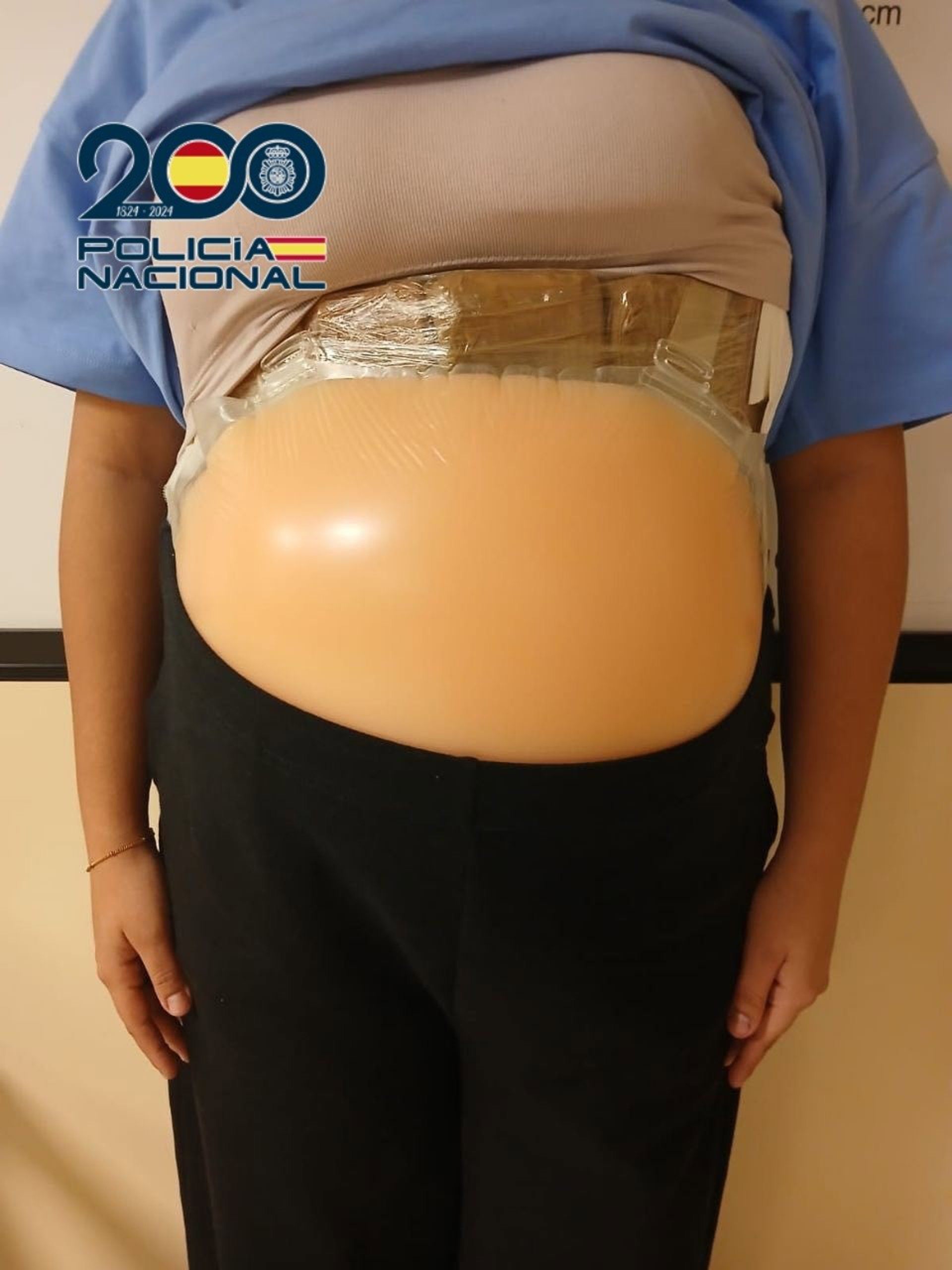 Detenida una mujer en el aeropuerto Adolfo Suárez-Madrid Barajas por ocultar varios kilos de cocaína bajo un vientre falso. | POLICÍA NACIONAL Detenida una mujer en el aeropuerto Adolfo Suárez-Madrid Barajas por ocultar varios kilos de cocaína bajo un vientre falso. | POLICÍA NACIONAL