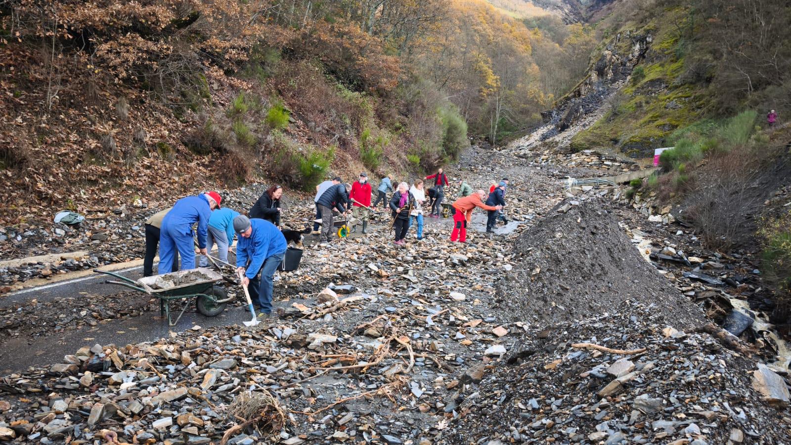 Vecinos de Peñalba de Santiago retirando rocas.