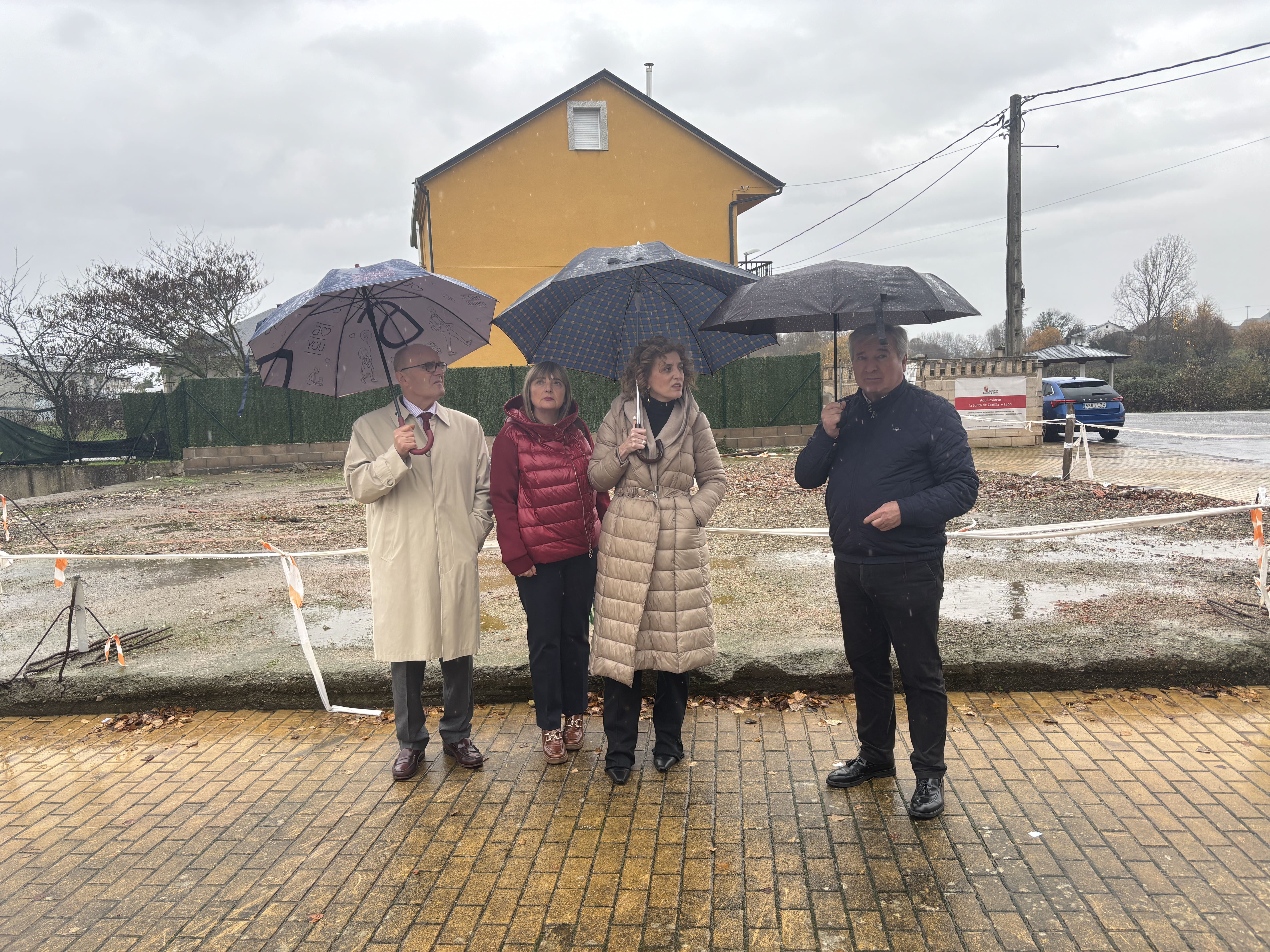 Autoridades políticas delante del solar en el que se levantará el edificio. | JAVIER FERNÁNDEZ