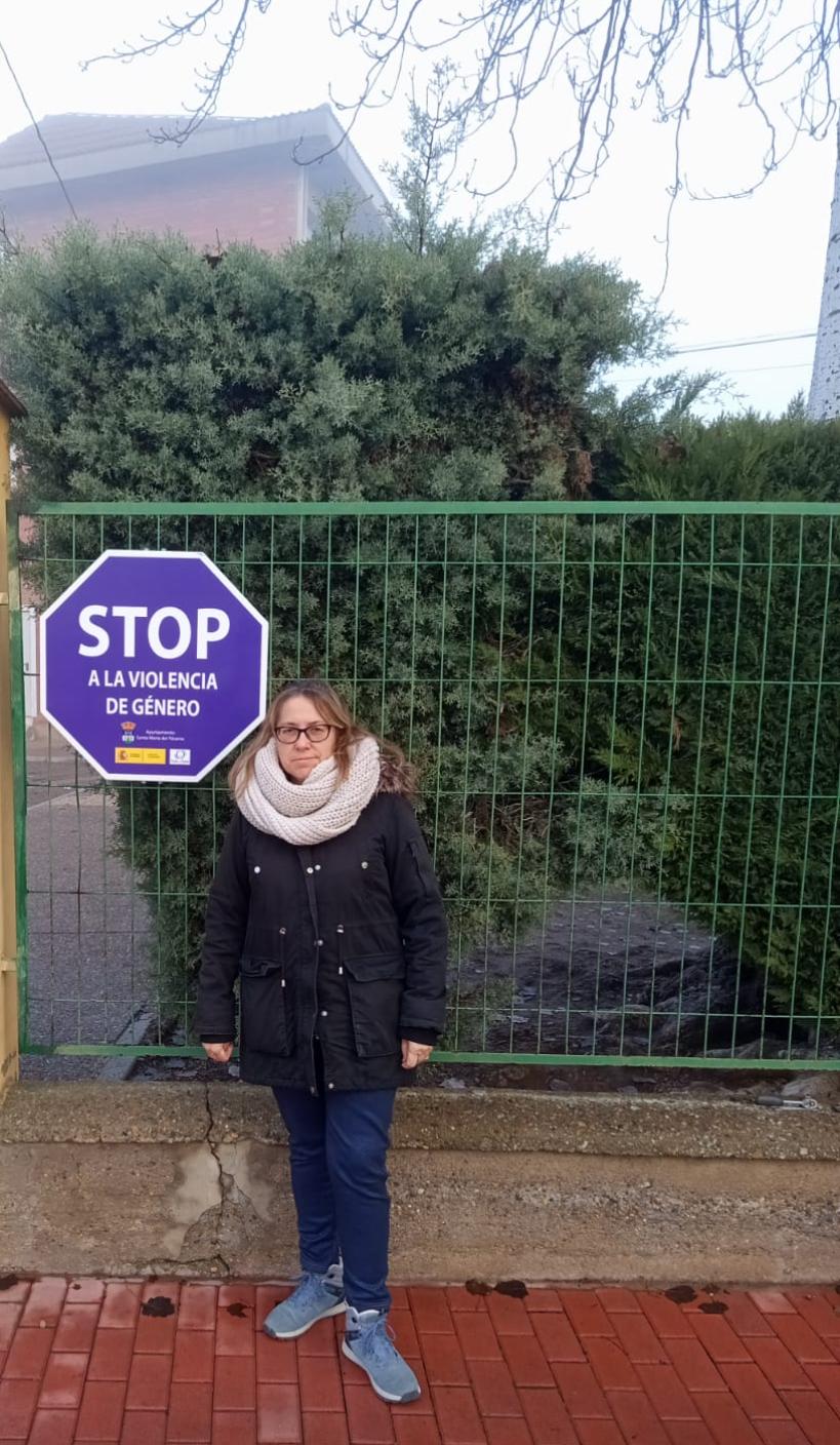 La concejala de Educación, Carmen Mazariegos, junto a la nueva señal instalada en el colegio. |L.N.C. La concejala de Educación, Carmen Mazariegos, junto a la nueva señal instalada en el colegio. |L.N.C.