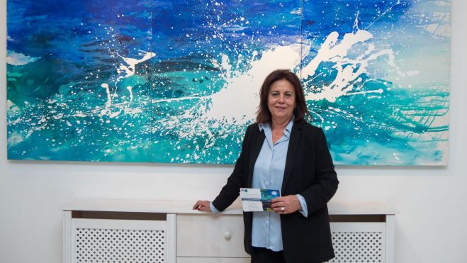 Gelines la galerista ante una obra de Julita Luco