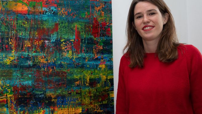 Izaskun Monfort, comisaria de la exposición ante una obra de Horacio Fernández