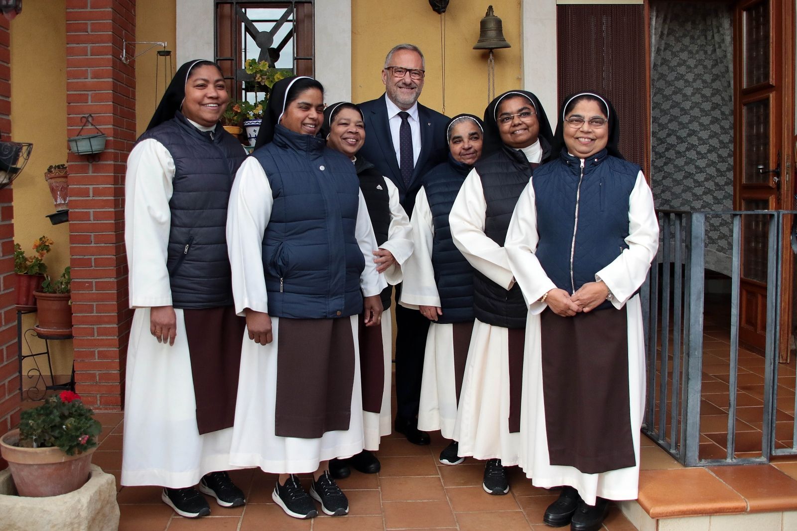 Carlos Pollán presenta en Toral de los Guzmanes la nueva edición de ‘Dulce Tentación’, junto a monjas reposteras | PEIO GARCÍA (ICAL)